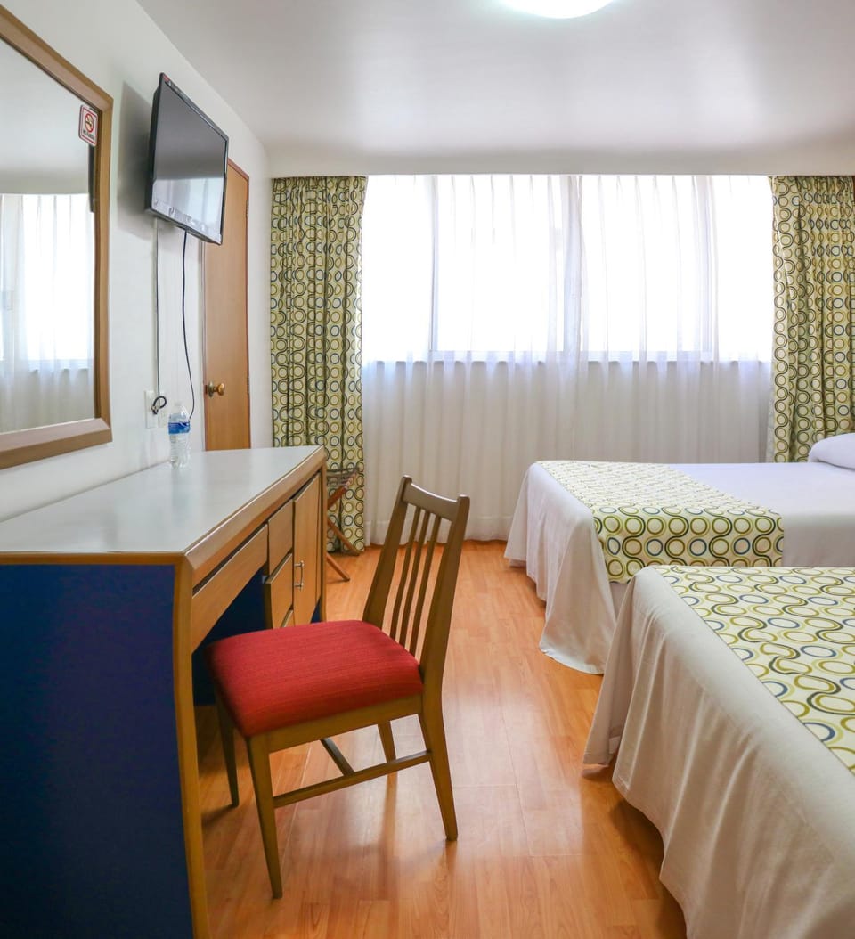 Bed, TV and multimedia, Photo of the whole room, hair dresser
