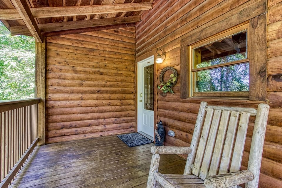 Whispering Oaks - Private Pigeon Forge Getaway,,,Close to Tanger Outlet Shopping cabin Cabin in Sevierville