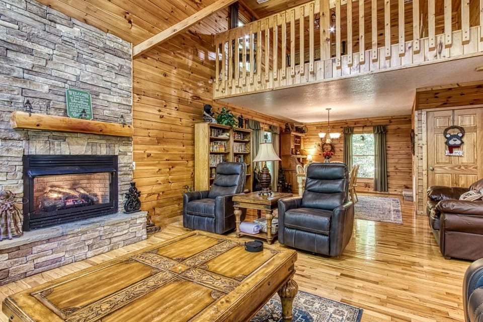 Whispering Oaks - Private Pigeon Forge Getaway,,,Close to Tanger Outlet Shopping cabin Cabin in Sevierville