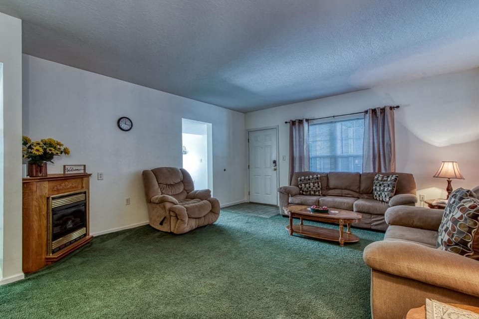 Colonial Crest 110 - Great location! - You can walk to town! condo Apartment in Pigeon Forge