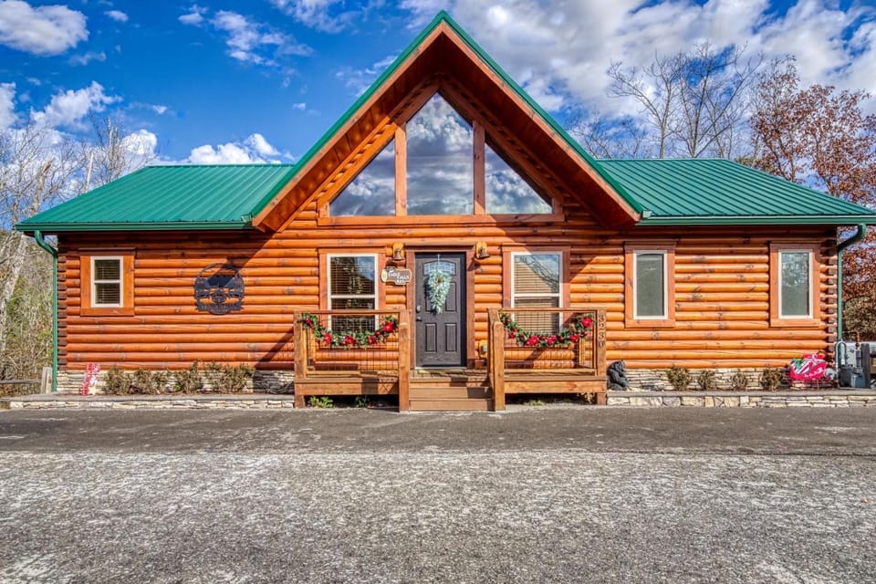 ERN823 - EAGLE FALLS - GREAT LOCATION WITH PRIVATE HEATED INDOOR POOL! CLOSE TO TOWN! cabin Cabin in Pigeon Forge