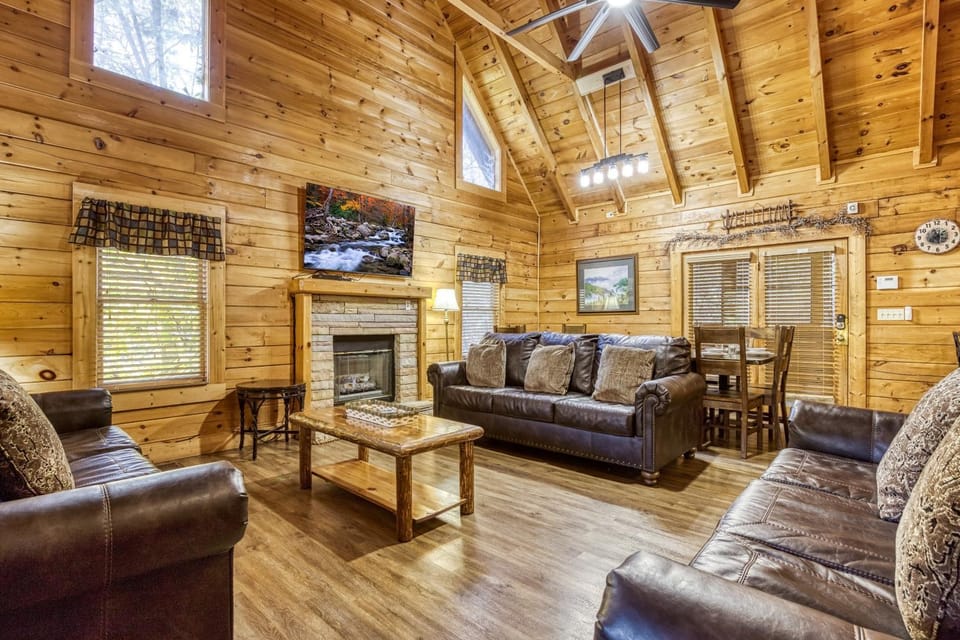 ER298- Renewed Spirit Great location- Close to town cabin Cabin in Pigeon Forge