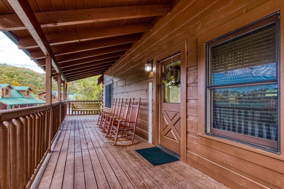 ERN819 - Mountain Majesty - Great Location! Close to All the Action! cabin Cabin in Pigeon Forge