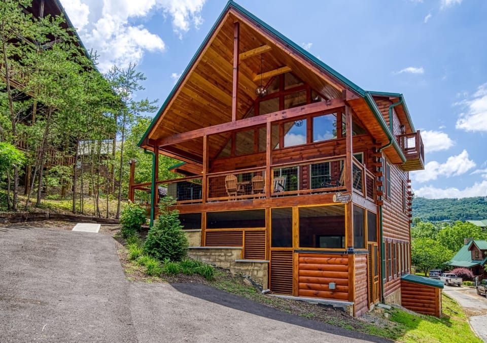ERN841 - SWEET FEET RETREAT - LOCATION, LOCATION, AND PRIVATE INDOOR POOL! cabin Cabin in Pigeon Forge