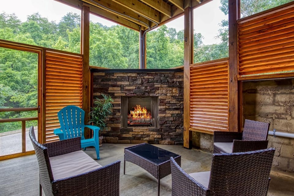 ERN841 - SWEET FEET RETREAT - LOCATION, LOCATION, AND PRIVATE INDOOR POOL! cabin Cabin in Pigeon Forge