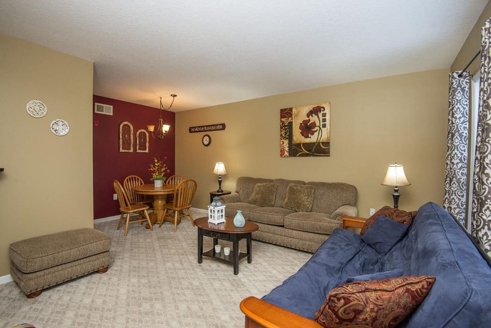 Colonial Crest 112 - Great location! - You can walk to town! condo Apartment in Pigeon Forge