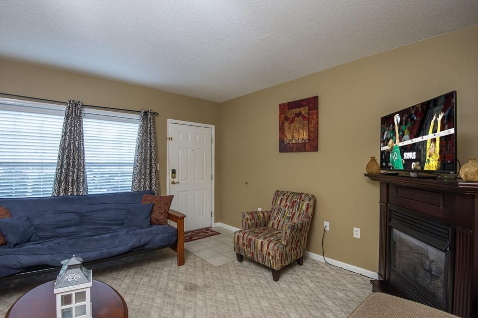 Colonial Crest 112 - Great location! - You can walk to town! condo Apartment in Pigeon Forge
