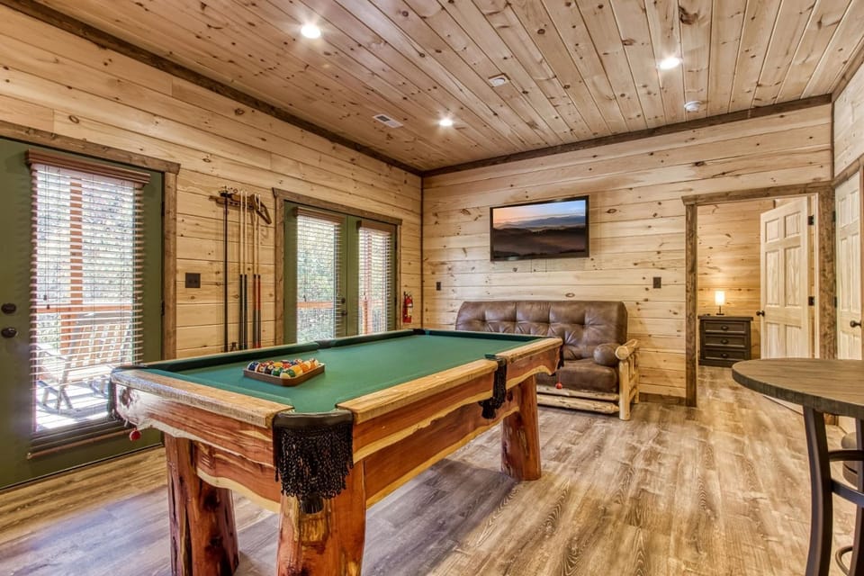 ERN840 - Splashin' Chalet - Brand New Cabin with Indoor Pool! Great Location! cabin Cabin in Pigeon Forge