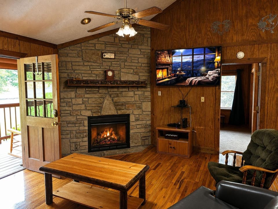 ER31 - Grandma And Granpaws Place - Great Location - Close to Parkway in PF cabin Cabin in Pigeon Forge