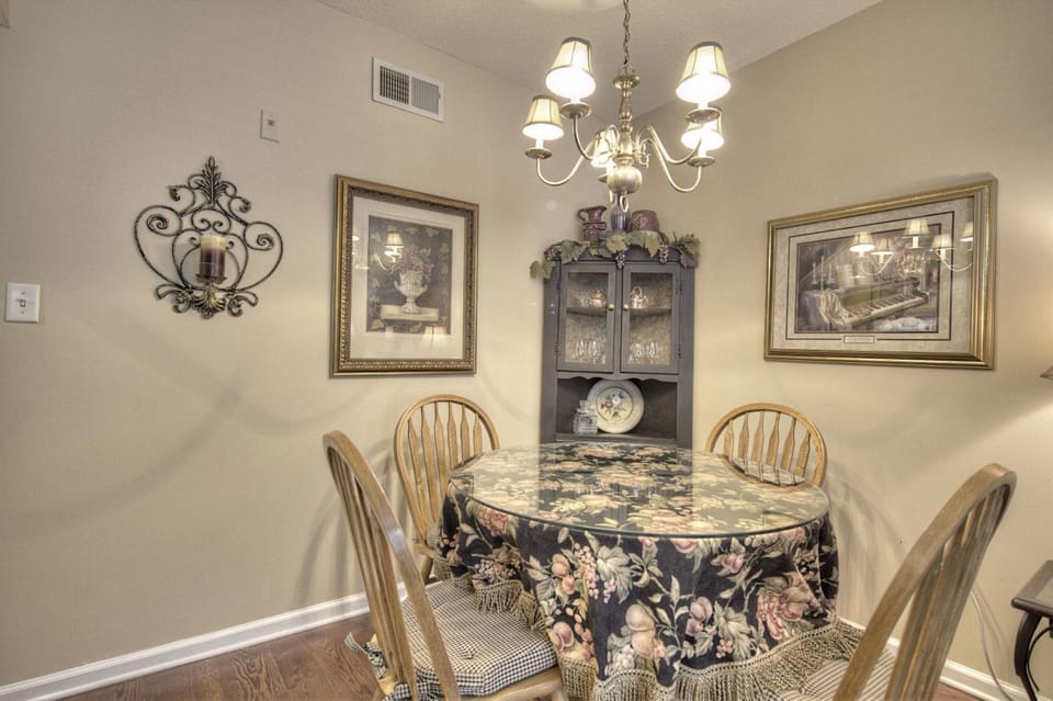 Colonial Crest 107 - Great location! - You can walk to town! condo Apartment in Pigeon Forge
