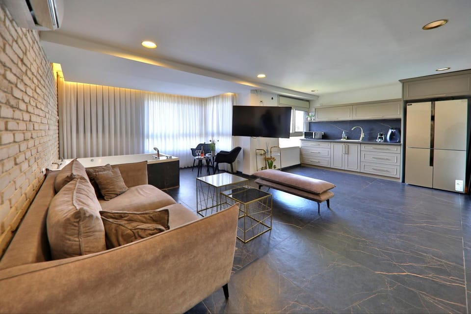 Kitchen or kitchenette, Living room, Seating area, Dining area