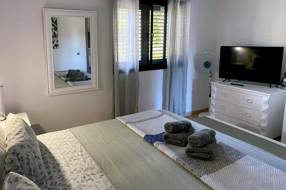 Bed, TV and multimedia, Decorative detail, Bedroom