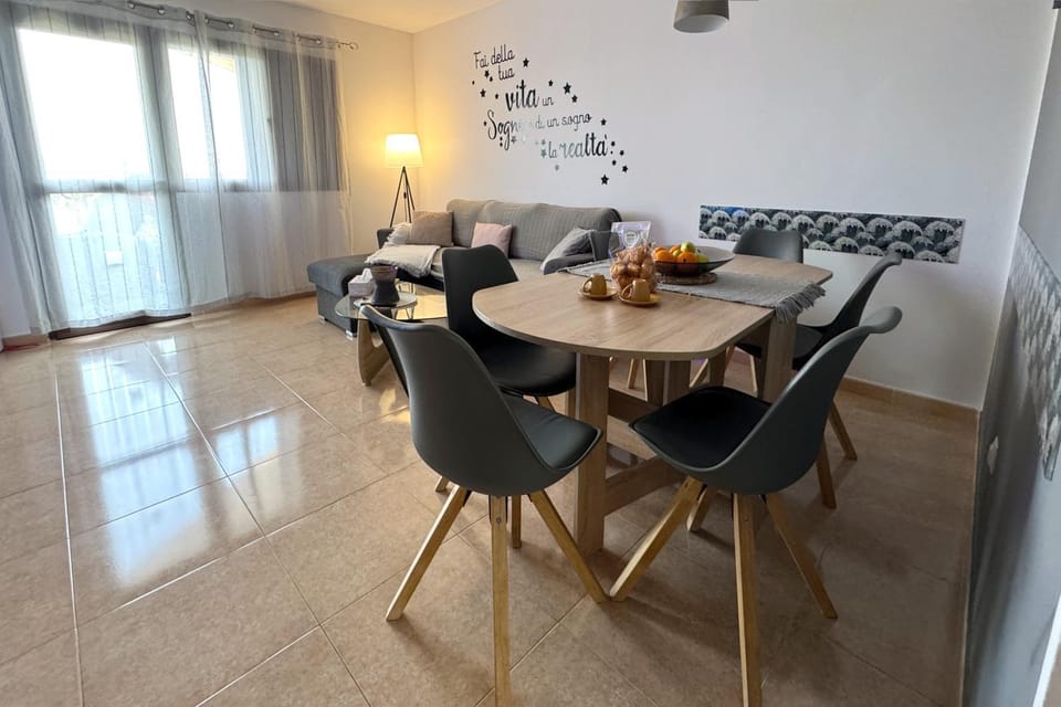 Living room, Photo of the whole room, Seating area, Dining area, Lunch