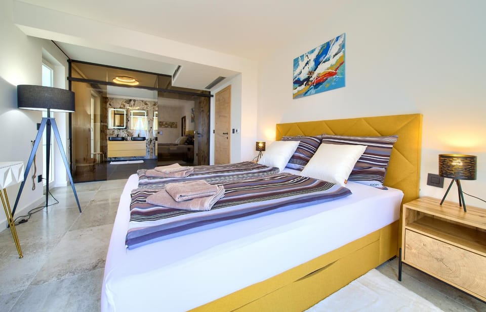 Bed, Bathroom, Bedroom, towels
