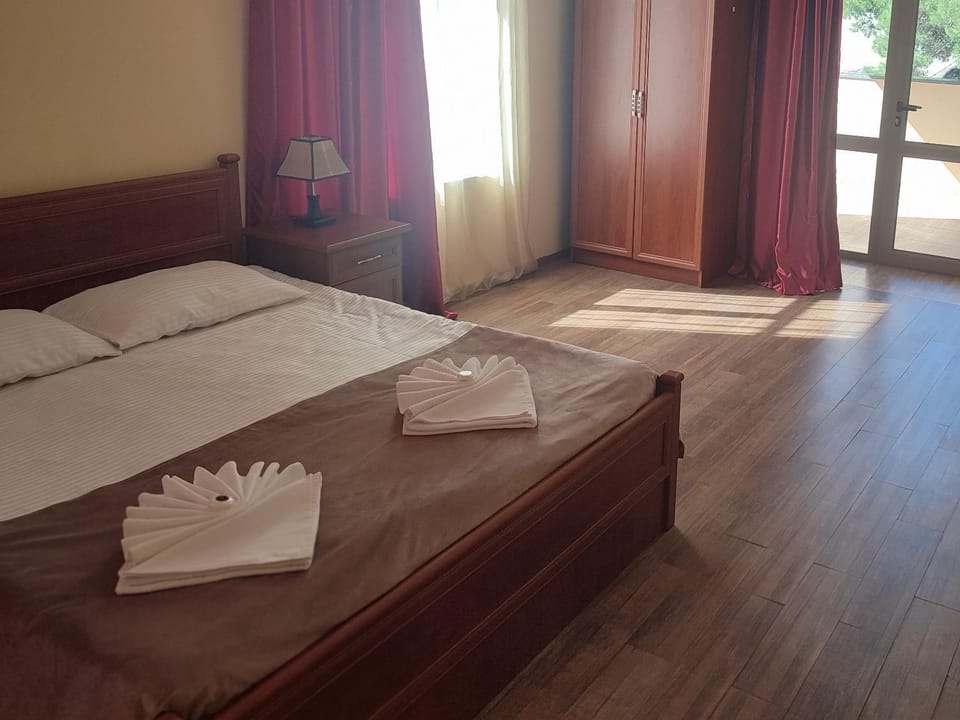 Bed, Photo of the whole room, Bedroom, towels