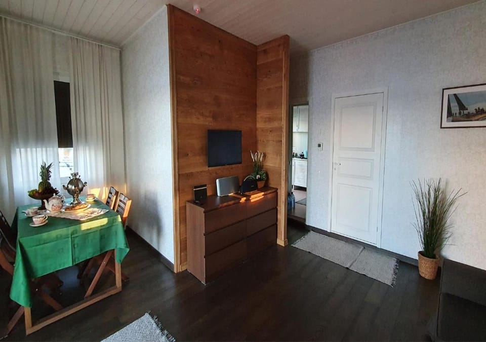 Communal lounge/ TV room, TV and multimedia, Dining area, Food