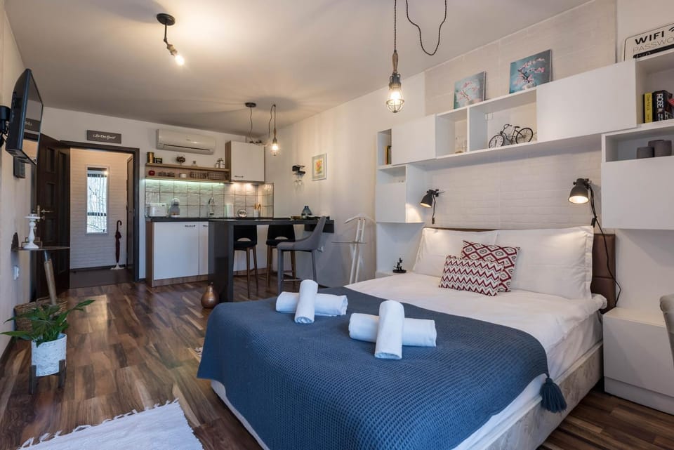 Bed, Kitchen or kitchenette, Photo of the whole room, Dining area, Bedroom, air conditioner