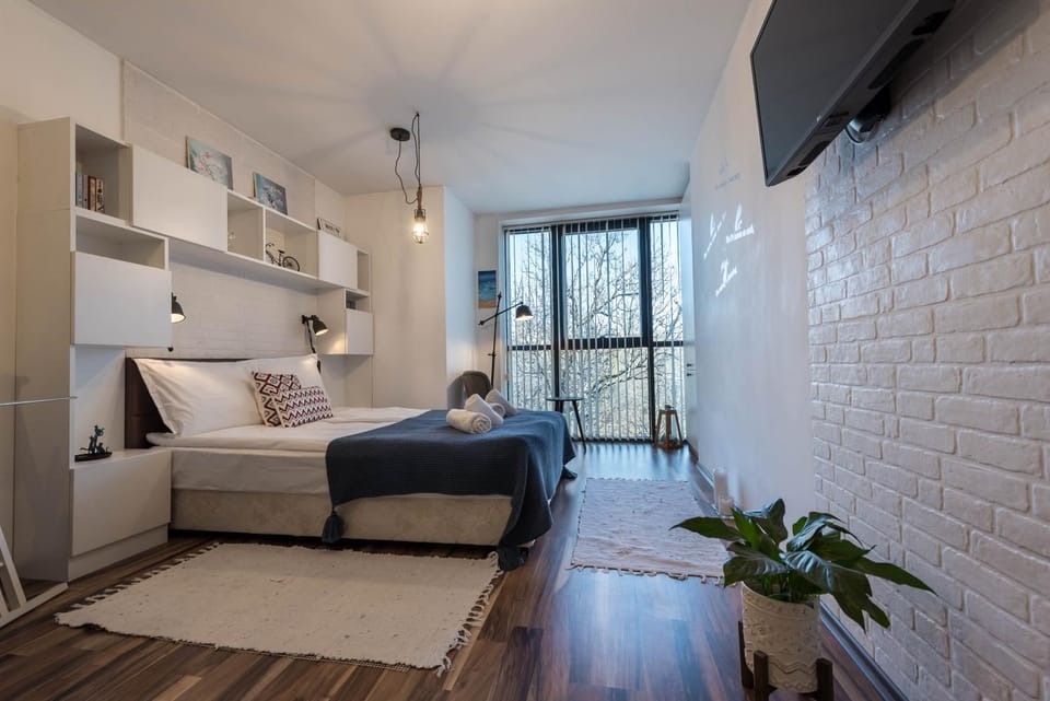 Bed, TV and multimedia, Photo of the whole room, Bedroom