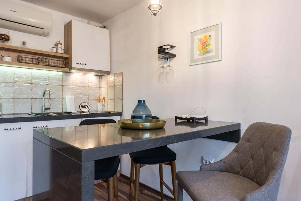 Kitchen or kitchenette, Seating area, Dining area