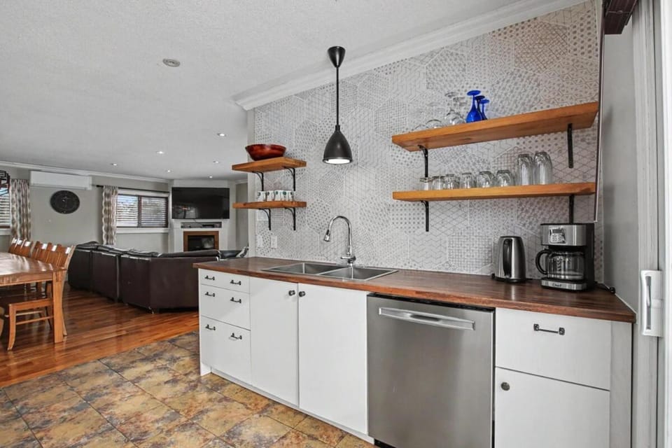 Panoramic-Blue Mountain-Balcony-Sauna-Backyard-King Chalet in Grey Highlands