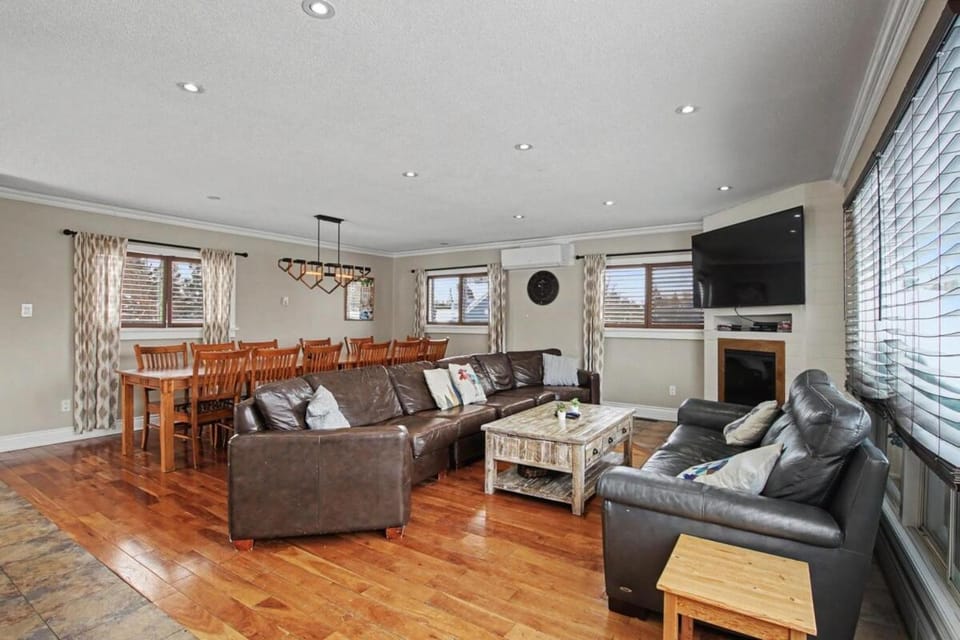 Panoramic-Blue Mountain-Balcony-Sauna-Backyard-King Chalet in Grey Highlands