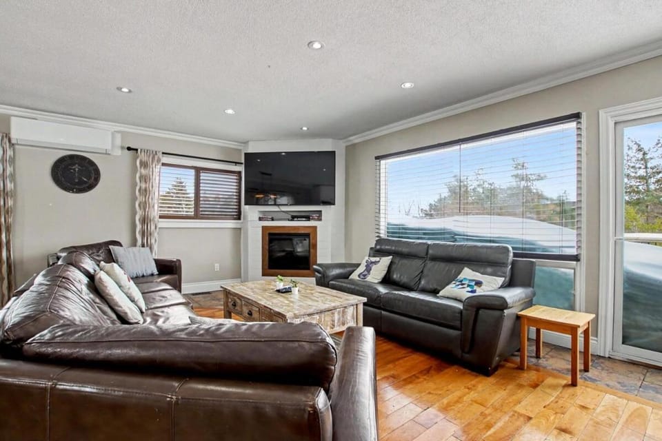 Panoramic-Blue Mountain-Balcony-Sauna-Backyard-King Chalet in Grey Highlands