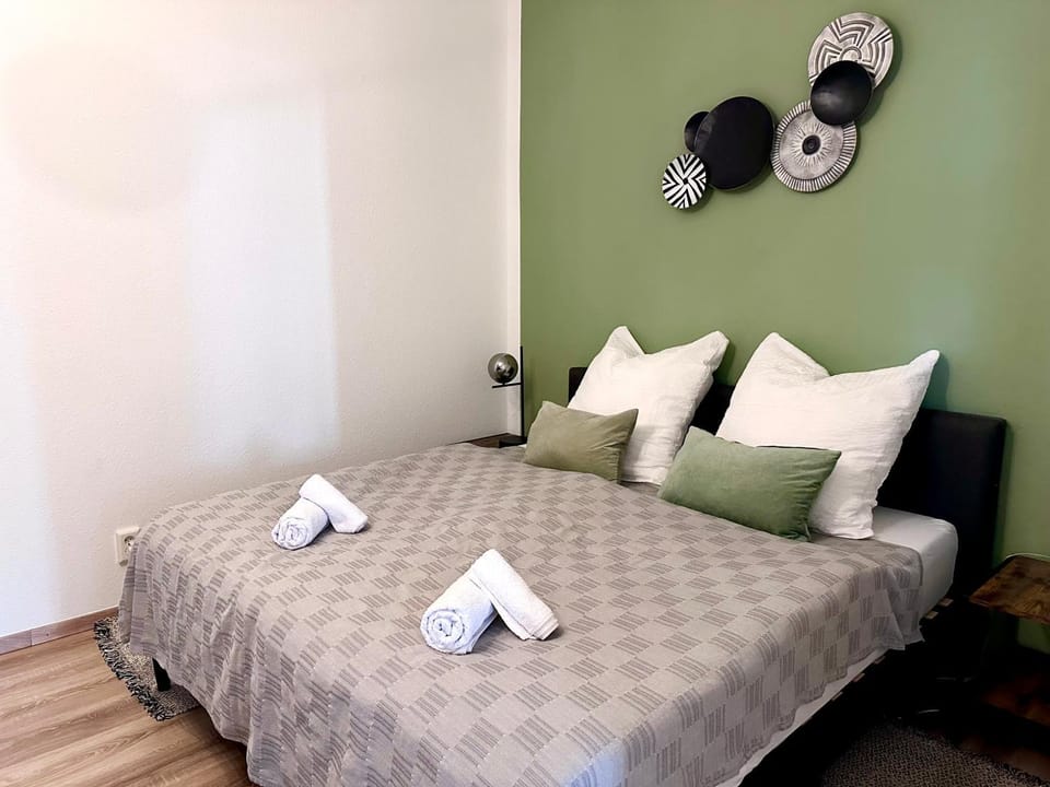 Bed, Photo of the whole room, Bedroom, towels