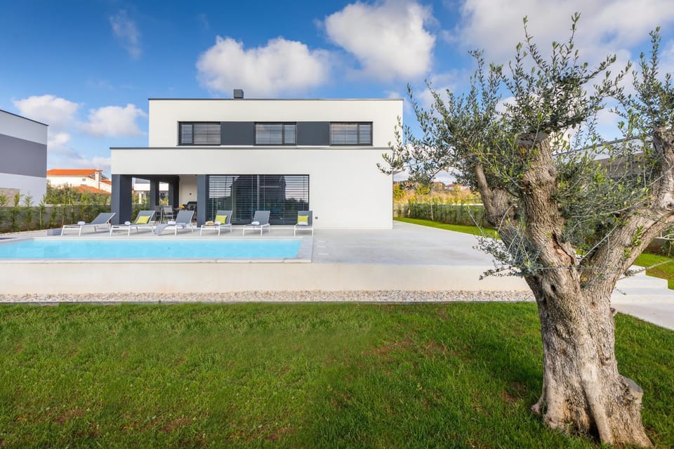 Property building, Garden, Garden view, Swimming pool