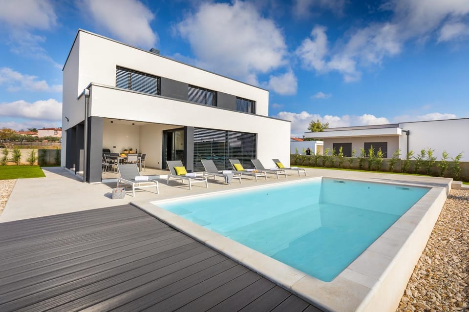 Property building, Swimming pool, sunbed