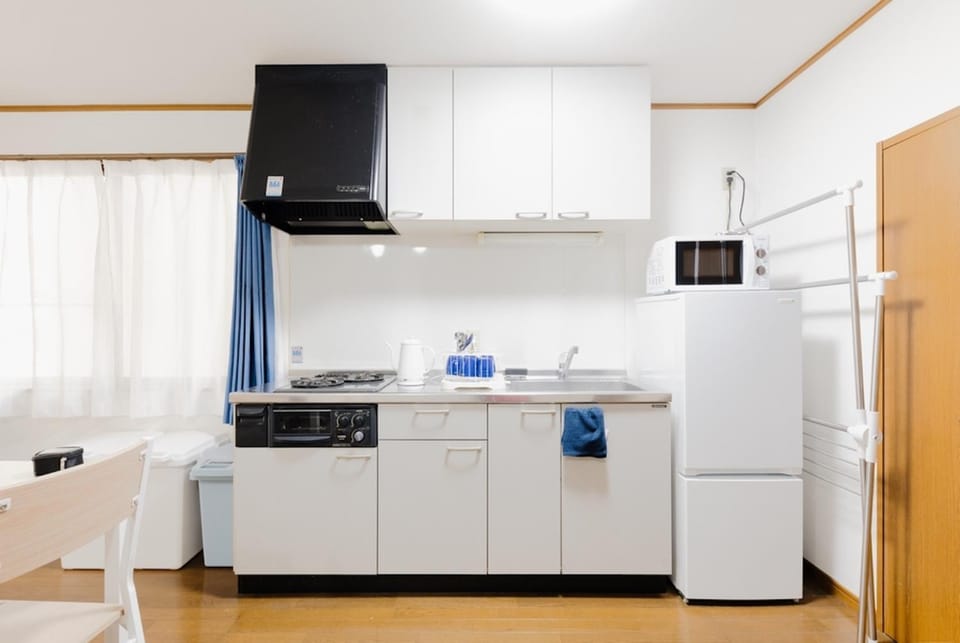 Kitchen or kitchenette, minibar, stove