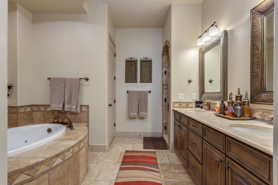 Coral Springs B8 Sleeps 8, Beautiful Complex Amenities with Pool and Private BBQ Grill House in Washington