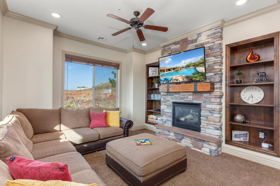 Coral Springs Resort H2 Brand New Home, Community Pool, Outdoor Fireplace, and Near Sand Hollow House in Washington