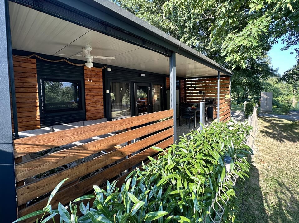 Property building, Balcony/Terrace, River view, River view, Entertainment