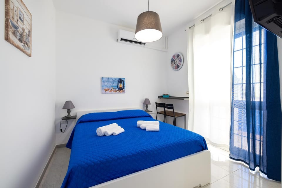 Bed, Photo of the whole room, Seating area, Bedroom, air conditioner