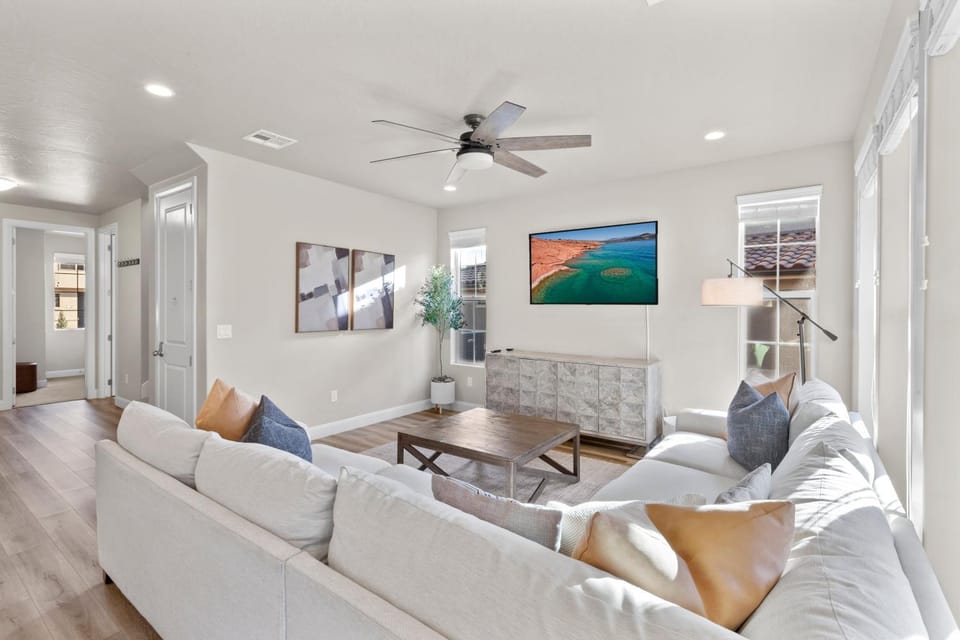 Escondido 2343 & 2355 Retreat Connected homes with 10 Bedrooms, sleeps 40, and endless amenities! House in Washington