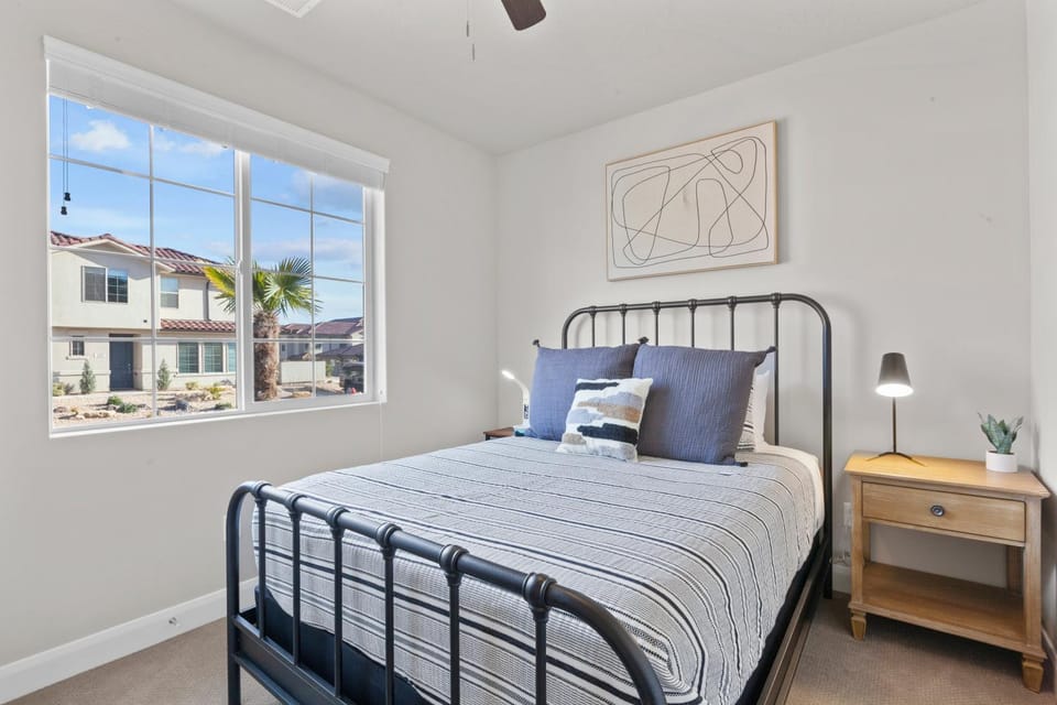 Escondido 2343 & 2355 Retreat Connected homes with 10 Bedrooms, sleeps 40, and endless amenities! House in Washington