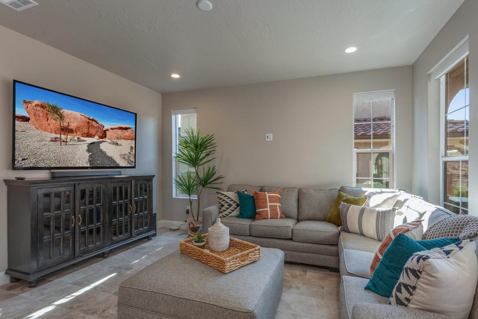 Escondido 2361 Bit of Paradise Sleeps 24 BBQ Grill, EV Charger House in Washington