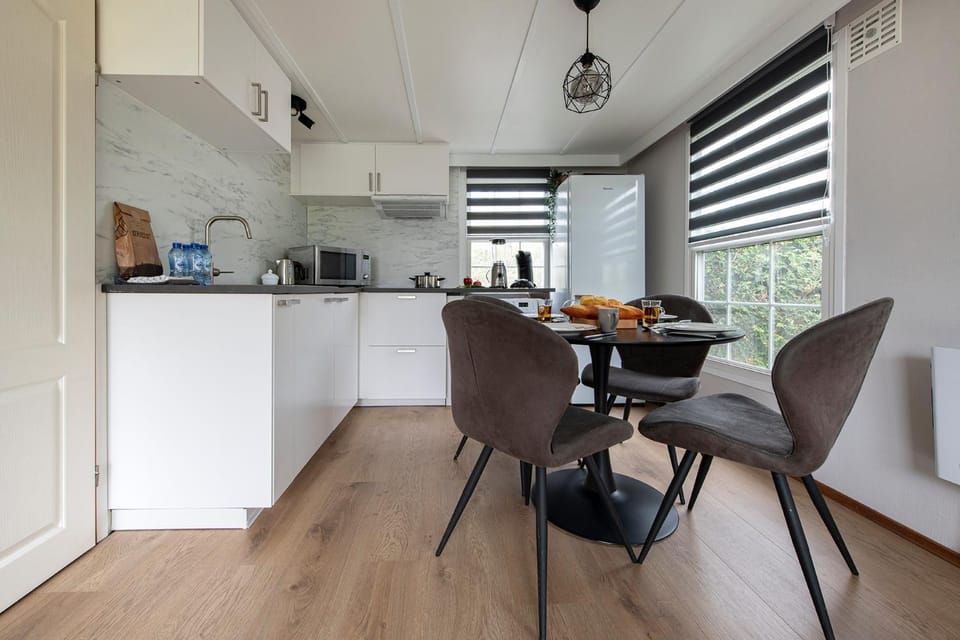 Coffee/tea facilities, Kitchen or kitchenette, Seating area, minibar, pet friendly