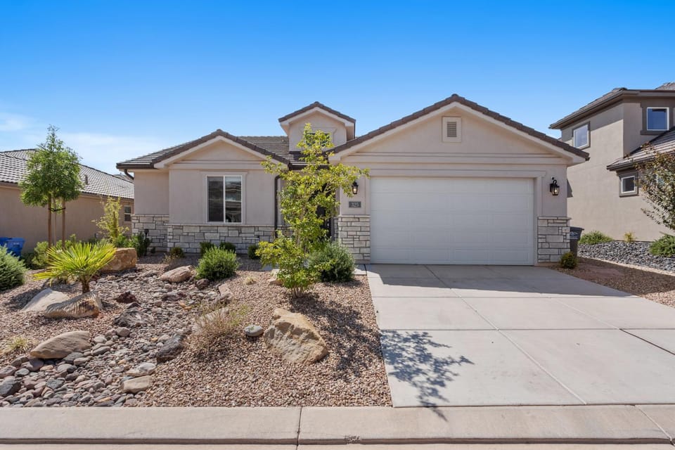 Tiki Oasis at Ladera 325 Private Swimming Spa, Hot tub, and Community Pool House in Washington