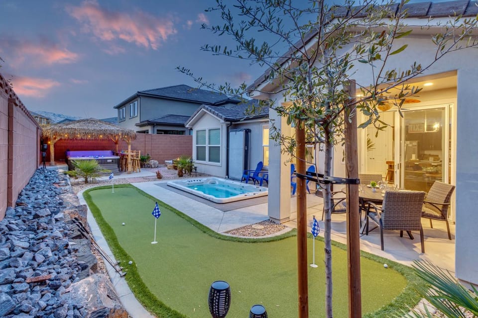 Tiki Oasis at Ladera 325 Private Swimming Spa, Hot tub, and Community Pool House in Washington