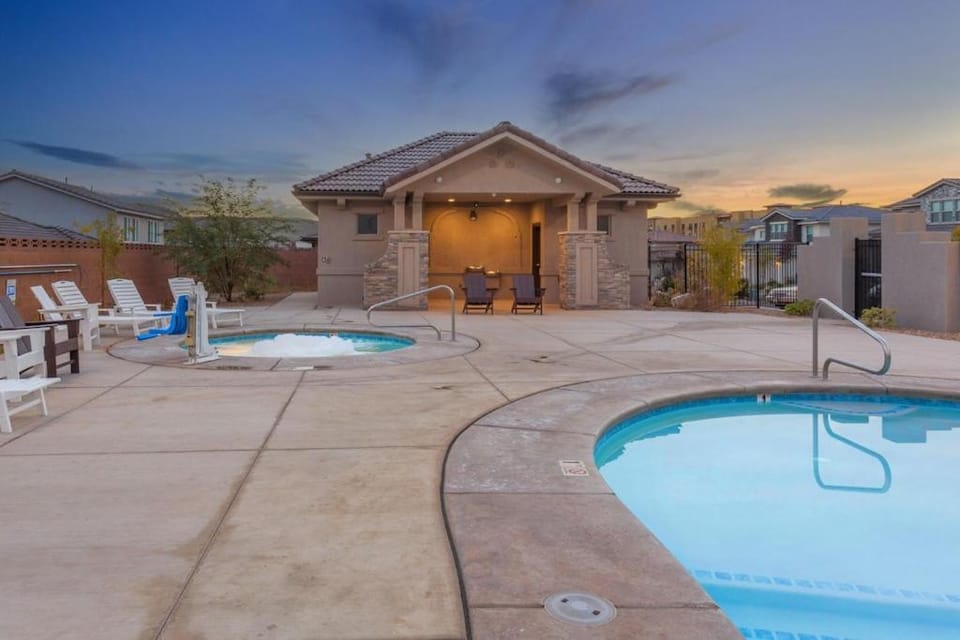 Ladera Resort 415 Brand New with a Private Yard, BBQ Grill, and resort Pool & Spa House in Washington