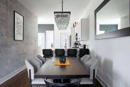 Hillsboro Village Rooftop Retreat with City Views, Sleep 12 with Gourmet Kitchen, Smart TVs & Garage, Walk to Vanderbilt, Pancake Pantry and Boutique Shopping, Minutes to Broadway, 12 South and The Parthenon, Perfect for Groups, 24Hr Hospitality House in Nashville
