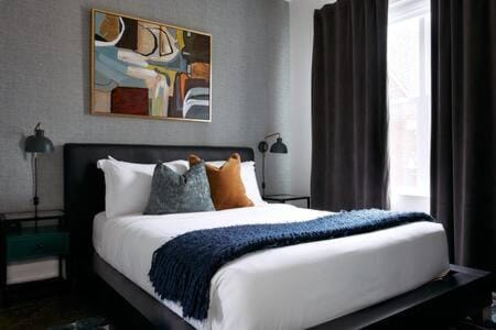 Hillsboro Village Rooftop Retreat with City Views, Sleep 12 with Gourmet Kitchen, Smart TVs & Garage, Walk to Vanderbilt, Pancake Pantry and Boutique Shopping, Minutes to Broadway, 12 South and The Parthenon, Perfect for Groups, 24Hr Hospitality House in Nashville