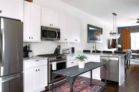 Hillsboro Village Rooftop Retreat with City Views, Sleep 12 with Gourmet Kitchen, Smart TVs & Garage, Walk to Vanderbilt, Pancake Pantry and Boutique Shopping, Minutes to Broadway, 12 South and The Parthenon, Perfect for Groups, 24Hr Hospitality House in Nashville