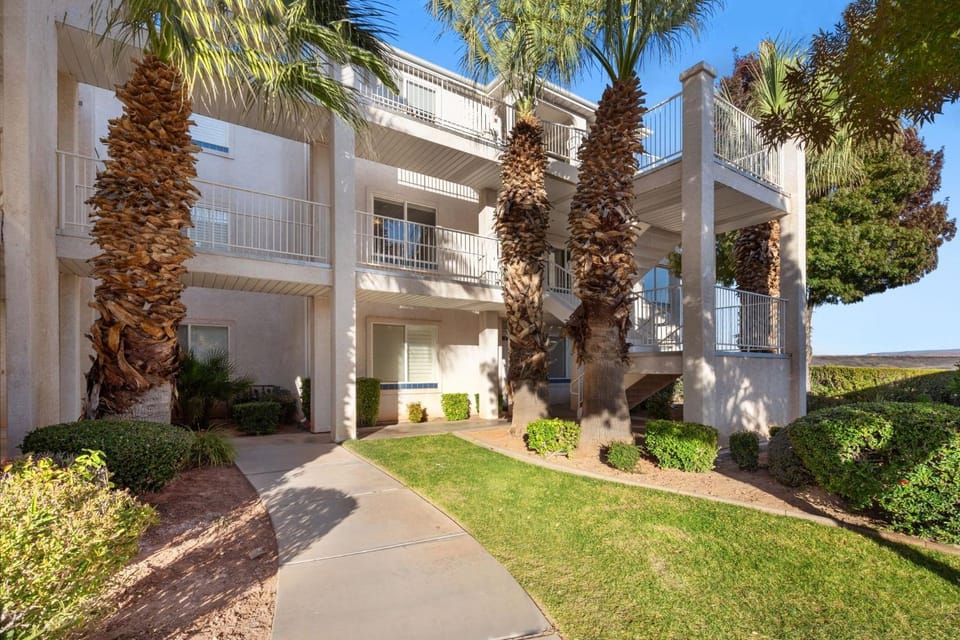 806 LP Large Family Area, Private Balcony with Gorgeous Views, and More House in St George