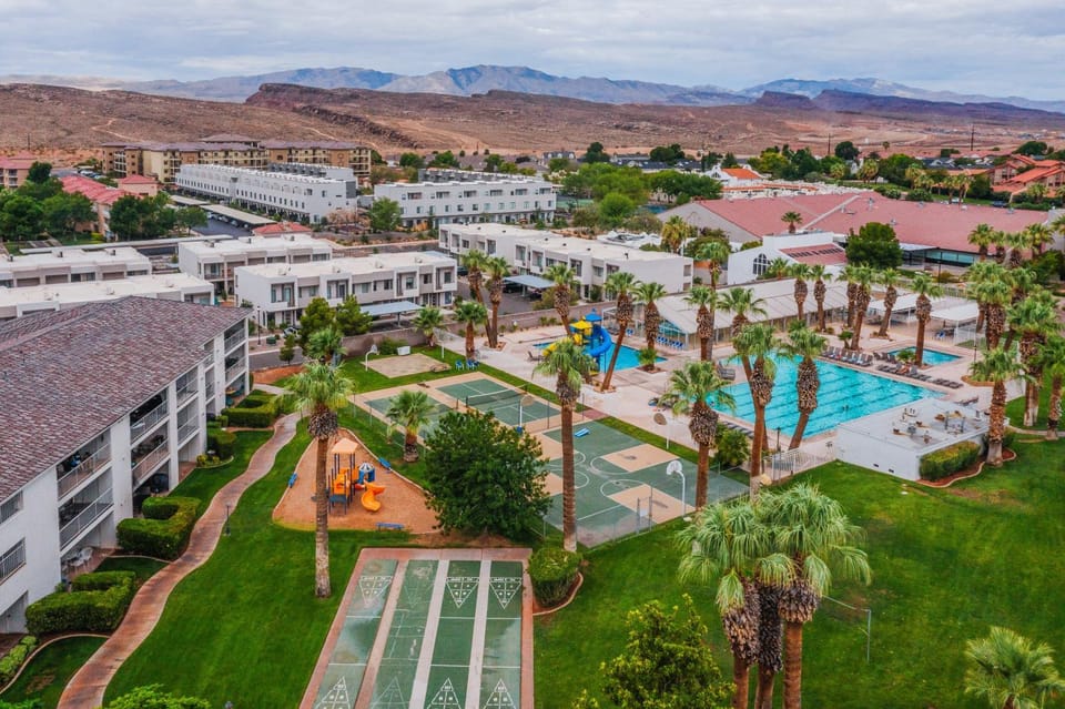 806 LP Large Family Area, Private Balcony with Gorgeous Views, and More House in St George