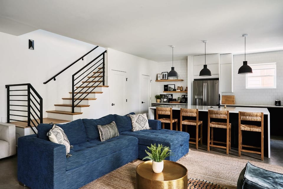 6 Bed with En Suite Baths, Host Up to 20, Rooftops, Parking, Gourmet Kitchens, Cozy Living Spaces, Skyline Views & Fire Table, Near Downtown, Distilleries & Marathon Village, High-Speed Wi-Fi, 24hr Hospitality House in Nashville