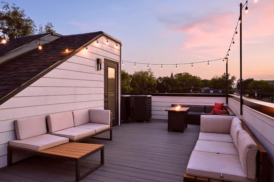 6 Bed with En Suite Baths, Host Up to 20, Rooftops, Parking, Gourmet Kitchens, Cozy Living Spaces, Skyline Views & Fire Table, Near Downtown, Distilleries & Marathon Village, High-Speed Wi-Fi, 24hr Hospitality House in Nashville