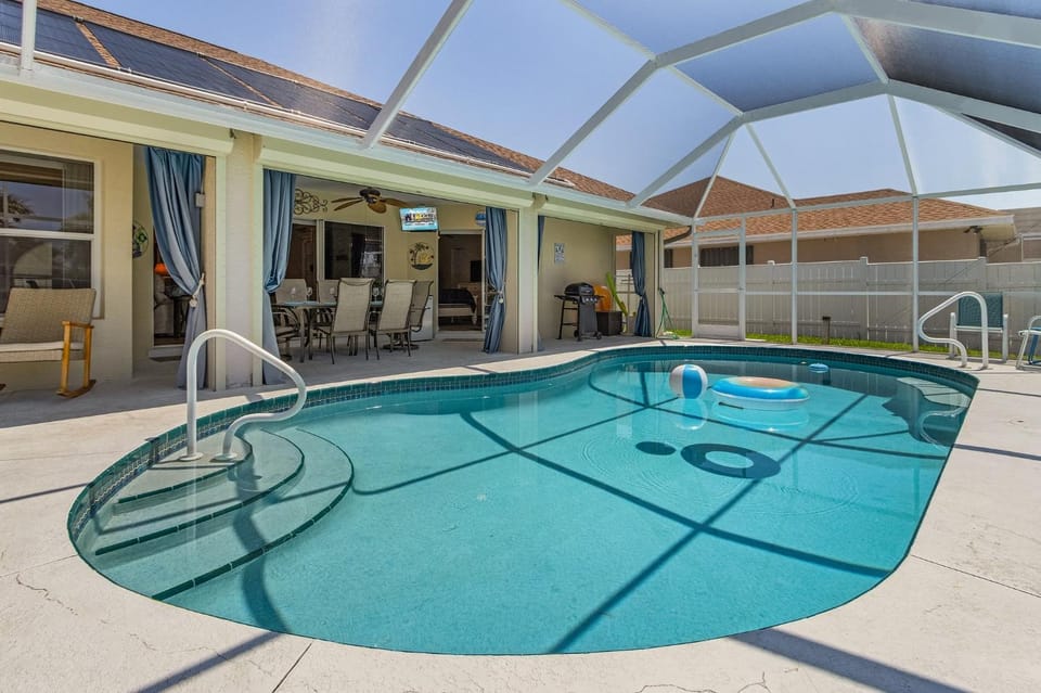 Pool, Gulf Access, Sleeps 6 - Villa Summer's Day House in Cape Coral