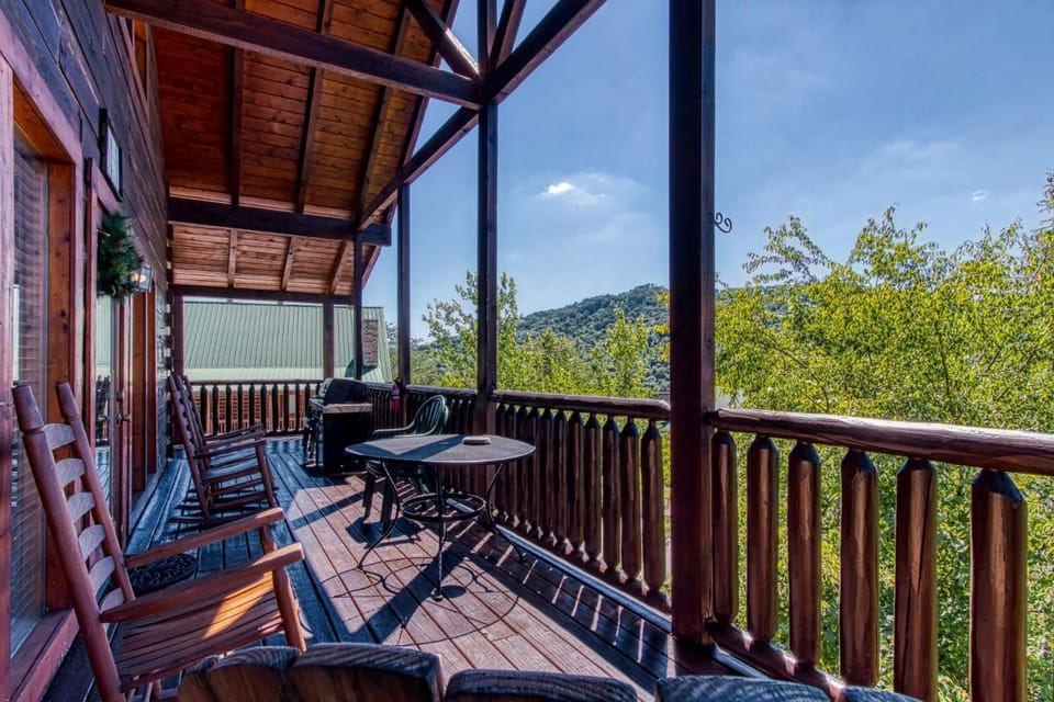 ERN850 - SIMPLY THE BEST - GREAT LOCATION - CLOSE TO ALL THE ACTION! cabin Cabin in Pigeon Forge